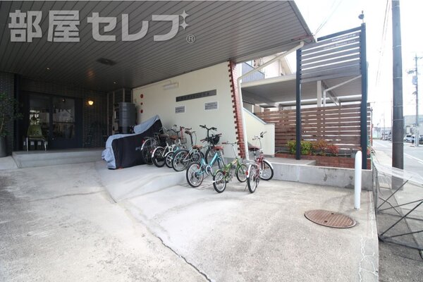 階段部分に集合ポストがあります。