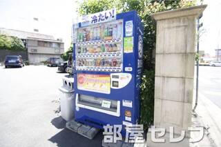 近くに自動販売機あり。