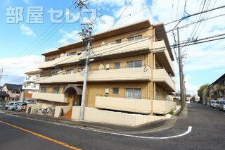 住宅街に位置してます、黄色い外観。