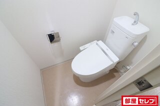 ウォシュレットつきの個室トイレです