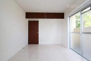 白を基調としたお部屋です。