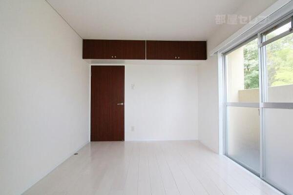 白を基調としたお部屋です。