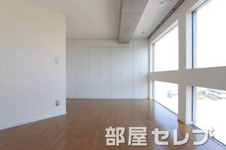広々採光部のある居室。