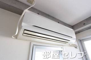 エアコン冷暖房。