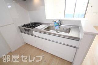 3口コンロのシステムキッチンついてます。