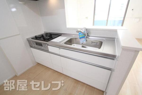 3口コンロのシステムキッチンついてます。