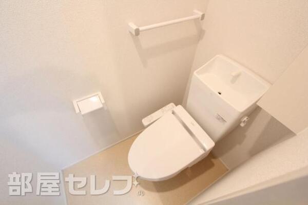 温水洗浄便座つきのお手洗い。