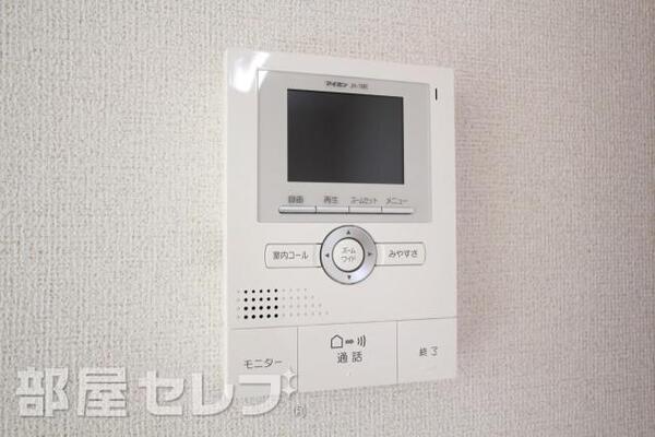 来客はモニターで確認できます。