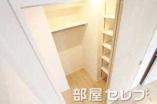 ウォークインクローゼットで収納も充実。