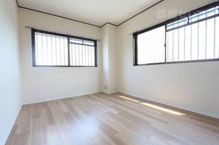 角部屋ならではの窓の多さです