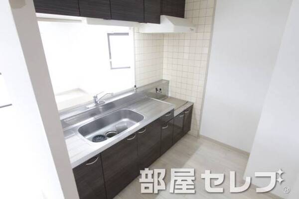 2口ガスコンロ設置タイプのカウンターキッチンです。