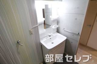 シャワー付き独立洗面台です　朝の支度もバッチリ。