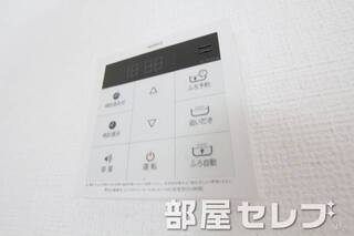キッチンからお風呂の操作ができます　お洒落なパネル。