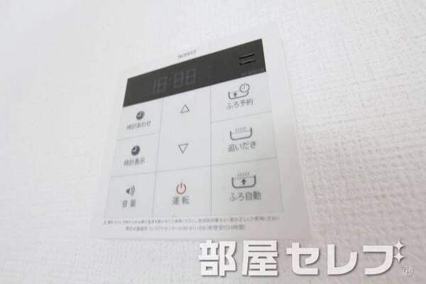 キッチンからお風呂の操作ができます　お洒落なパネル。