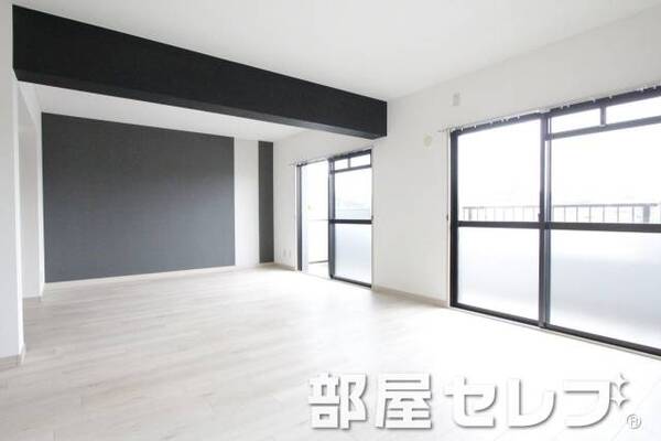 南向きリビングは窓も多く光が差し込みます。
