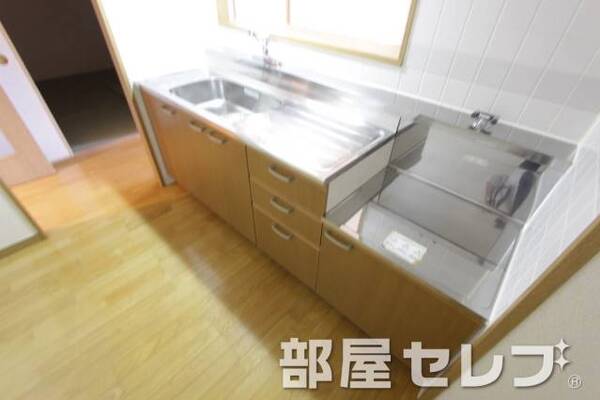 段落ちキッチン。