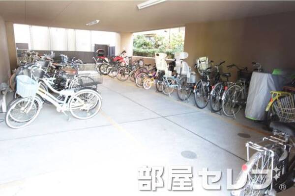 屋内駐車場。