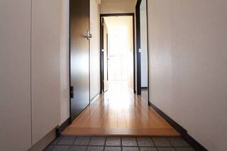 輝かしい玄関ですね。602号室の写真です。