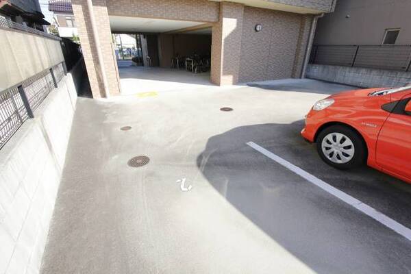 普通車が停められる駐車場です。