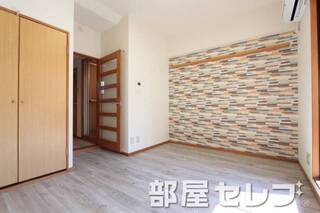アクセントクロスが特徴的なお部屋ですね。