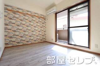 アクセントクロスが特徴的なお部屋ですね。