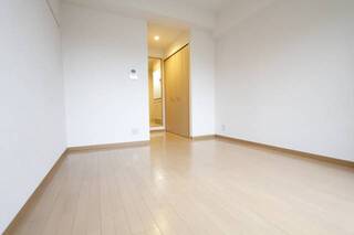 白基調のお部屋です。201号室の写真です。