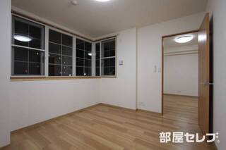 大きな窓が特徴的です。