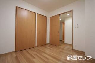 大きな収納があるお部屋です。
