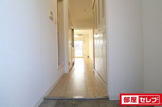 玄関も広々