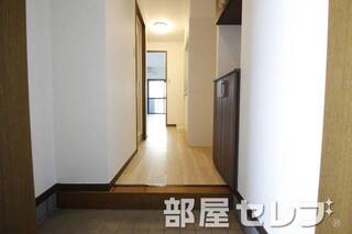 下駄箱付きの明るい玄関です。