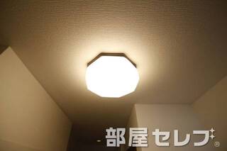 キッチン上部照明。