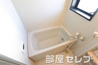 お風呂に小窓があります。