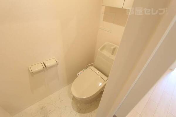 上に収納棚があります