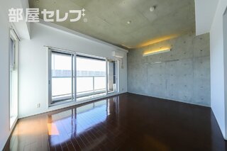 コンクリートにダウンライト、とってもおしゃれ！