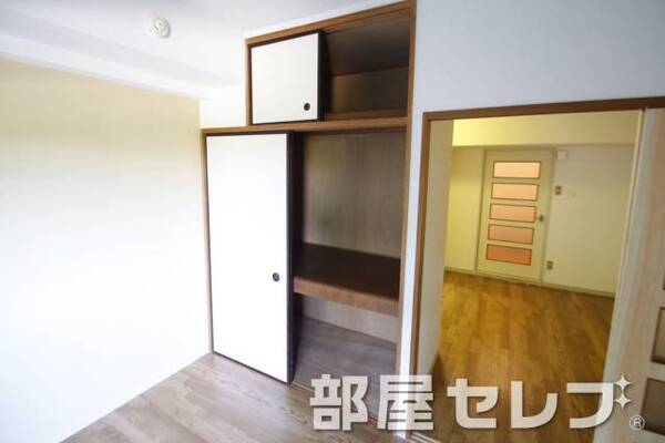 奥行きのある収納。