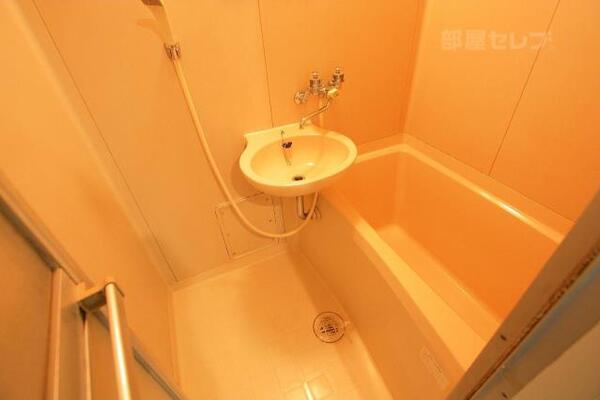 洗面付きのお風呂場です。
