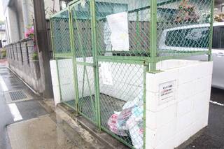 敷地内ゴミ捨て場。