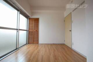 各部屋に収納がついてます。