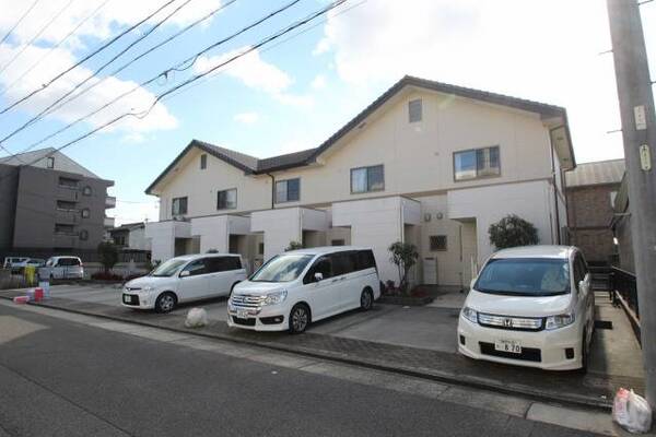 メゾネットタイプの建物です