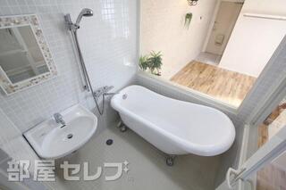 とってもきれいな猫足バスルーム！