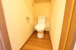 トイレで考え事でも。