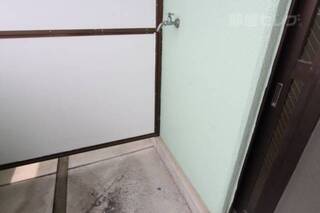洗濯機置き場はベランダにあります　※301号の写真です