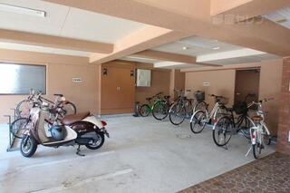 屋根付きの駐輪場・バイク置場です。