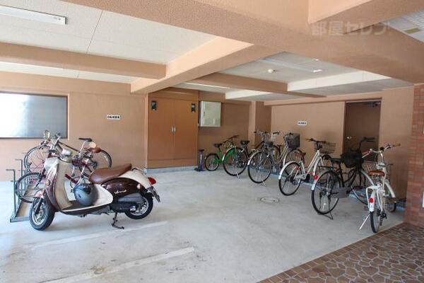 屋根付きの駐輪場・バイク置場です。