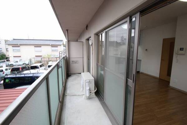 南向きバルコニー　203号室の写真です。