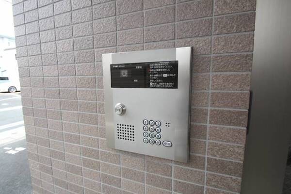 エントランスはオートロックです