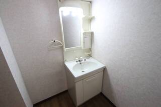 鏡も大きく毎朝の身だしなみチェックにどうぞ。