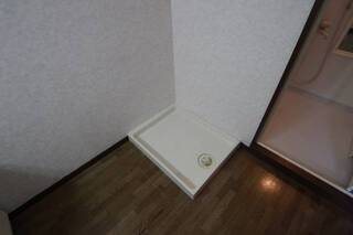 バスルーム横に洗濯機置場があるのでお風呂も楽です。