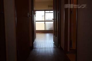 玄関から洋室を見て