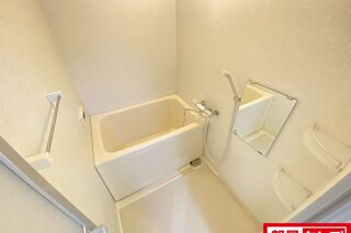 3口ガスコンロとグリルの付いたシステムキッチンです